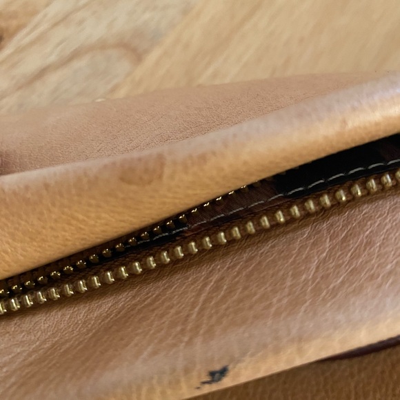 B.Makowsky womens bag slightly used with some tiny stained and scratched. - Picture 5 of 10